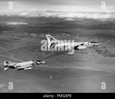 Photographie noir et blanc photographie aérienne montrant une paire d'aéronefs de la marine des États-Unis, McDonnell Douglas F-4 Phantom II, ravitaillement en vol, avec les nuages et les montagnes au loin, photographié lors de la guerre du Vietnam, 1965. () Banque D'Images