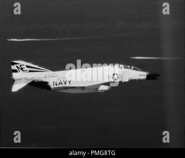 Photographie noir et blanc photographie aérienne montrant une vue de profil d'un avion de la marine des États-Unis, un McDonnell Douglas F-4 Phantom II, en vol, avec le nombre "456" sur le nez et '2983' près de sa queue, photographié lors de la guerre du Vietnam, 1965. () Banque D'Images