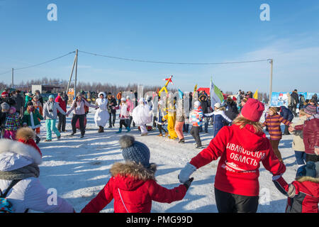 La ville de Uglich, Yaroslavl region, Russie - 10.02.2018 : drôle de danse au festival d'hiver à Uglich, 10.02.2018 à Uglich, Yaroslavl region, Russie. Banque D'Images