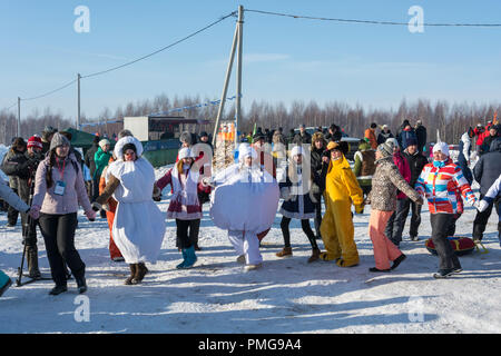 La ville de Uglich, Yaroslavl region, Russie - 10.02.2018 : drôle de danse au festival d'hiver à Uglich, 10.02.2018 à Uglich, Yaroslavl region, Russie. Banque D'Images