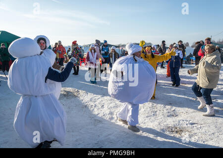 La ville de Uglich, Yaroslavl region, Russie - 10.02.2018 : drôle de danse au festival d'hiver à Uglich, 10.02.2018 à Uglich, Yaroslavl region, Russie. Banque D'Images