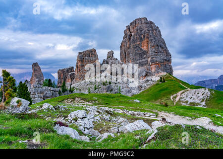 Avis de Cinque Torri nuageux dans la soirée à l'Ampezzane Dolomiti à Cortina d'Ampezzo Italie Banque D'Images