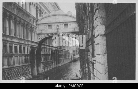 Photographie en noir et blanc sur papier cartonné, avec une image du Pont des Soupirs (Ponte dei Sospiri), un pont de calcaire blanc, avec des barreaux aux fenêtres, qui enjambe le Rio di Palazzo, et sert à connecter la nouvelle prison (Prigioni Nuove) avec les salles d'interrogatoire au Palais des Doges, probablement perçus comme un souvenir touristique au cours d'un voyage à Venise, Italie, 1910. () Banque D'Images