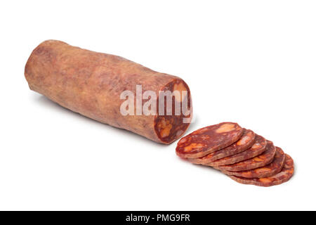 Pièce traditionnelle de la saucisse chorizo espagnol et des tranches isolé sur fond blanc Banque D'Images