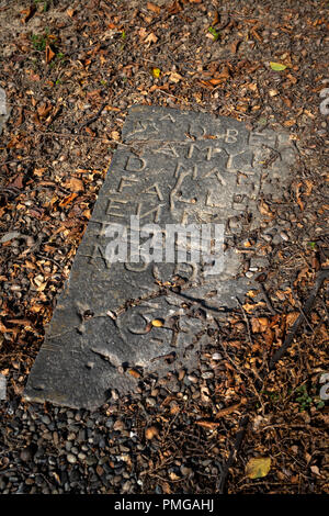 Une ancienne pierre tombale du cimetière juif de Bayonne (Pyrénées Atlantiques). Il est considéré comme le plus ancien et le plus grand cimetière juif en France. Banque D'Images