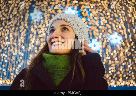 Woman in shopping de Noël in mall Banque D'Images