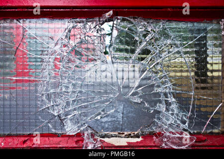 Verre trempé brisé Banque D'Images