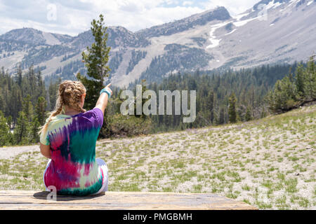 Femme blonde à points la montagne dans la distance à Mammoth Lakes en Californie. Concept pour les montagnes appellent Banque D'Images