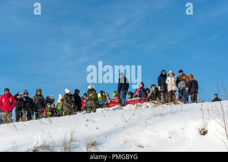 La ville de Uglich, Yaroslavl region, Russie - 10.02.2018 : les spectateurs au festival d'hiver à Uglich, 10.02.2018 à Uglich, Yaroslavl region, Russie. Banque D'Images