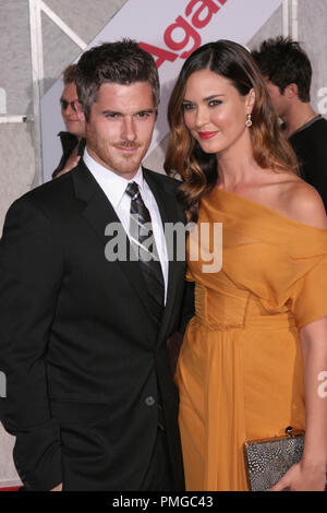 Dave Annabel et Odette Yustman lors de la première mondiale de Touchstone Pictures 'vous'. Arrivants tenue au El Capitan Theatre à Hollywood, CA. Le 22 septembre 2010. Photo par : Richard Chavez / PictureLux 30484 Numéro de référence de dossier 095RAC pour un usage éditorial uniquement - Tous droits réservés Banque D'Images