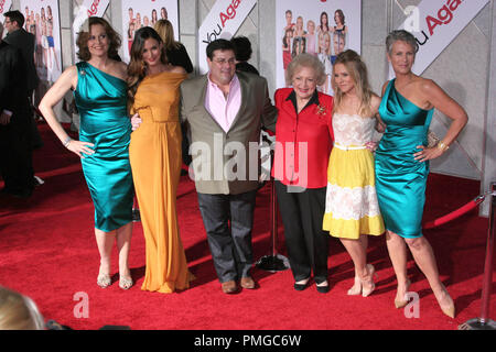 Sigourney Weaver, Odette Yustman, Directeur/Producteur Andy Fickman, Betty White, Kristen Bell et Jamie Lee Curtis lors de la première mondiale de Touchstone Pictures 'vous'. Arrivants tenue au El Capitan Theatre à Hollywood, CA. Le 22 septembre 2010. Photo par : Richard Chavez / PictureLux 30484 Numéro de référence de dossier 154RAC pour un usage éditorial uniquement - Tous droits réservés Banque D'Images