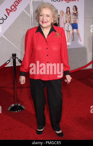 Betty White lors de la première mondiale de nouveau vous tiendra au El Capitan Theatre à Hollywood, CA le mercredi, Septembre 22, 2010. Photo par Pedro Ulayan Pacifique Photo Presse /fichier PictureLux référence #  30484 pour un usage éditorial 183RPAC seulement - Tous droits réservés Banque D'Images