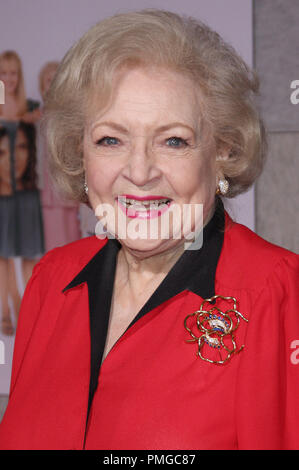 Betty White lors de la première mondiale de nouveau vous tiendra au El Capitan Theatre à Hollywood, CA le mercredi, Septembre 22, 2010. Photo par Pedro Ulayan Pacifique Photo Presse /fichier PictureLux référence #  30484 185RPAC pour un usage éditorial uniquement - Tous droits réservés Banque D'Images