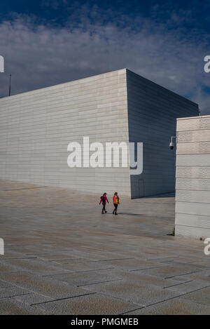 Oslo Opera House, ouvert en 2008, le toit plaza et Stade Tower, Oslo, Norvège Banque D'Images