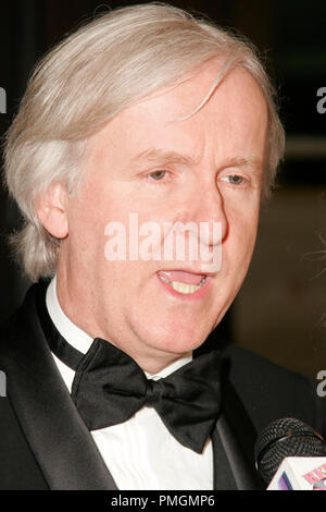 James Cameron à la 14e Annual Art Directors Guild Awards. Arrivants tenue à la salle de bal Internationale au Beverly Hilton Hotel, à Beverly Hills, CA, le 13 février 2010. Photo par PictureLux 30127 Numéro de référence de dossier 25PLX pour un usage éditorial uniquement - Tous droits réservés Banque D'Images