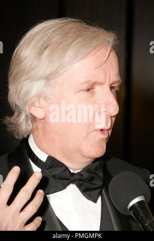 James Cameron à la 14e Annual Art Directors Guild Awards. Arrivants tenue à la salle de bal Internationale au Beverly Hilton Hotel, à Beverly Hills, CA, le 13 février 2010. Photo par PictureLux 30127 Numéro de référence de dossier 29PLX pour un usage éditorial uniquement - Tous droits réservés Banque D'Images