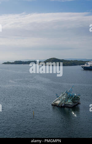 Elle se trouve est une sculpture publique de Monica Bonvicini en acier inoxydable et les panneaux de verre à côté de l'Opéra d'Oslo, Oslo, Norvège Banque D'Images