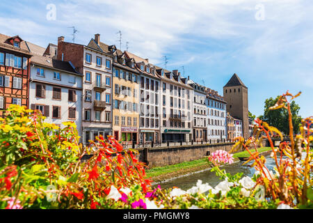 Strasbourg, France - 09 septembre 2018 : canal dans le centre de Strasbourg avec des personnes non identifiées. Strasbourg est la capitale et la plus grande ville de la Banque D'Images