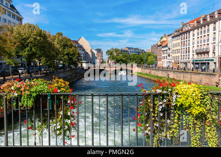 Strasbourg, France - 09 septembre 2018 : canal dans le centre de Strasbourg avec des personnes non identifiées. Strasbourg est la capitale et la plus grande ville de la Banque D'Images