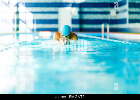 Image de l'homme sportif swimming in pool Banque D'Images