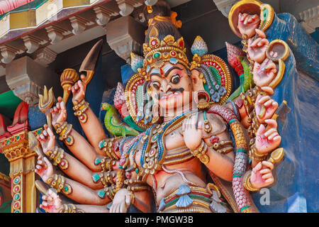 MEENAKSHI TEMPLE Madurai Tamil Nadu INDE CLOSE UP de démon avec beaucoup d'armoiries Banque D'Images