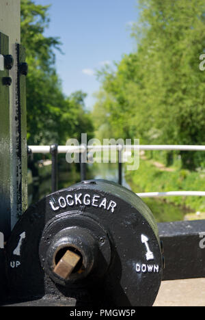 Old Harlow, Essex/Angleterre - 17 juin 2018:Blocage du mécanisme d'ouverture pour libérer l'eau en aval de l'usine serrure dans Old Harlow. Banque D'Images