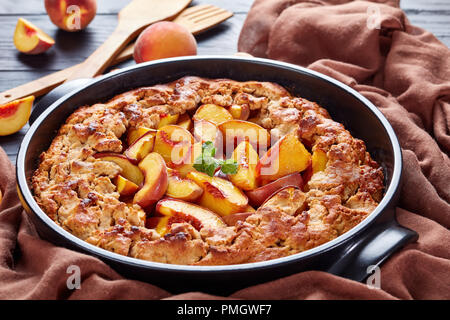 Peach Cobbler populaires toute l'année un dessert rapide et facile à faire, faite avec des pêches, mélange de gluten non la farine et farine de sarrasin, Banque D'Images