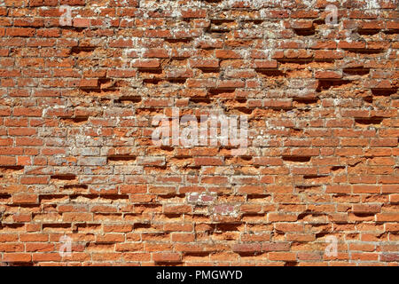 Très old weathered, endommagées, mal réparés mur de brique rouge close up full frame background Banque D'Images
