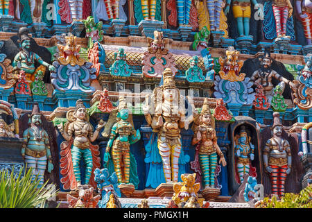 MEENAKSHI TEMPLE Madurai Tamil Nadu INDE TEMPLE TOWER DÉTAIL DES STATUES DE DIEUX ET démons Banque D'Images