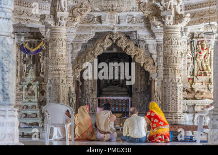 Ranakpur, Inde - 2 Février 2017 : les gens dans le majestueux temple jainist à Ranakpur, Rajasthan, Inde. Détails architecturaux de sculptures sur pierre. Banque D'Images