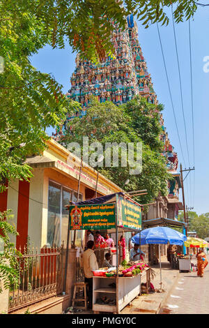 MEENAKSHI TEMPLE Madurai Tamil Nadu INDIA PUJA et une fleur d'un étal extérieur de la TOUR DU TEMPLE Banque D'Images