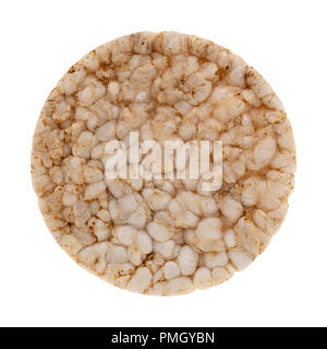 Vue de dessus d'un seul gâteau de riz multigrain isolé sur un fond blanc. Banque D'Images