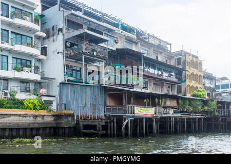 Bloc d'appartement sur la rive de la rivière Chao Phraya à Bangkok, Thaïlande Banque D'Images