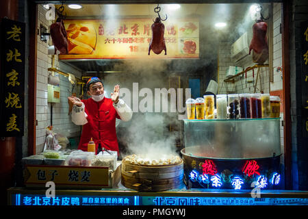 BEIJING, CHINE - DEC 20, 2017 : fournisseur chinois de la rue Wangfujing Beijing vente marché alimentaire et de canard la nuit Baozi Banque D'Images