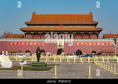 BEIJING, CHINE - DEC 23, 2017 : Entrée de la Cité Interdite de Pékin, avec l'image de Mao Zedong et de la chine garde dans la journée Banque D'Images