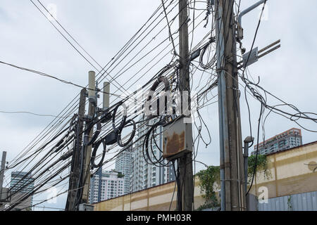 Plusieurs câbles d'électricité suspendues au-dessus de la rue à Bangkok, Thaïlande