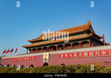 BEIJING, CHINE - DEC 23, 2017 : Entrée de la Cité Interdite de Pékin, avec l'image de Mao Zedong et de la chine garde au plan large de jour Banque D'Images