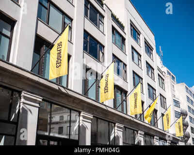 Drapeaux jaunes, Selfridges, Oxford Street, London, England, UK, FR. Banque D'Images