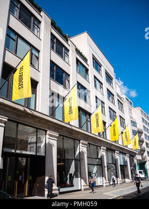 Drapeaux jaunes, Selfridges, Oxford Street, London, England, UK, FR. Banque D'Images