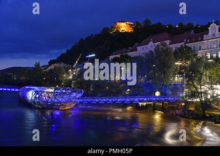 Graz, Autriche - septembre 5, 2018 : Murinsel sur rivière Mur et château illuminé Banque D'Images