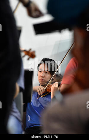 Brno, République tchèque. 18 Sep, 2018. American Dennis Russell Davies, pas sur la photo, nouveau chef principal de l'Orchestre Philharmonique de Brno Philharmonic, effectue lors d'une répétition pour la soirée d'inauguration en concert Hall Stadion (Babylone) centre culturel à Brno, en République tchèque, le 18 septembre 2018. Photo : CTK Vaclav Salek/Photo/Alamy Live News Banque D'Images