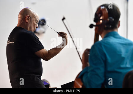 Brno, République tchèque. 18 Sep, 2018. American Dennis Russell Davies, nouveau chef principal de l'Orchestre Philharmonique de Brno Philharmonic, effectue lors d'une répétition pour la soirée d'inauguration en concert Hall Stadion (Babylone) centre culturel à Brno, en République tchèque, le 18 septembre 2018. Photo : CTK Vaclav Salek/Photo/Alamy Live News Banque D'Images