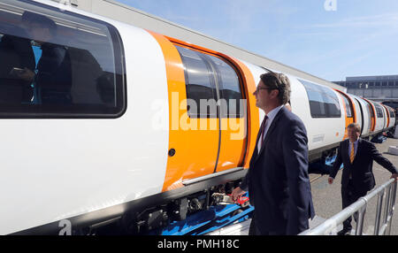 Berlin, Allemagne. 18 septembre 2018, Berlin : Andreas Scheuer (CSU), Ministre fédéral des Transports, de l'ouvre le Salon ferroviaire INNOTRANS sur le parc des expositions sous la tour radio avec un tour. Photo : Wolfgang Kumm/dpa dpa : Crédit photo alliance/Alamy Live News Banque D'Images