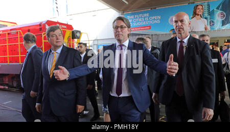 Berlin, Allemagne. 18 septembre 2018, Berlin : Andreas Scheuer (CSU, M), Ministre fédéral des Transports, de l'ouvre le Salon ferroviaire INNOTRANS sur le parc des expositions sous la tour radio avec un tour. Photo : Wolfgang Kumm/dpa dpa : Crédit photo alliance/Alamy Live News Banque D'Images