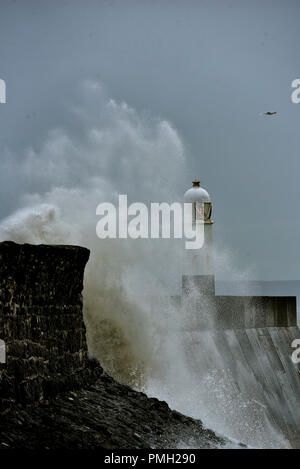 Porthcawl, UK. 18 septembre 2018. Les restes de l'ouragan Helene a frappé le Royaume-Uni le lundi soir, ce qui porte l'énergie tropicale et la température. La plus forte vous pourrez atténuer pendant Mardi mais pourrait tout de même atteindre plus de 55 mph. Les images montrent la scène à Porthcawl, Bridgend County, dans le sud du Pays de Galles, Royaume-Uni, ce mardi que les approches de la marée haute à 13.31h. Crédit : Peter Bolter/Alamy Live News Banque D'Images