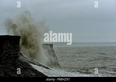 Porthcawl, UK. 18 septembre 2018. Les restes de l'ouragan Helene a frappé le Royaume-Uni le lundi soir, ce qui porte l'énergie tropicale et la température. La plus forte vous pourrez atténuer pendant Mardi mais pourrait tout de même atteindre plus de 55 mph. Les images montrent la scène à Porthcawl, Bridgend County, dans le sud du Pays de Galles, Royaume-Uni, ce mardi que les approches de la marée haute à 13.31h. Crédit : Peter Bolter/Alamy Live News Banque D'Images