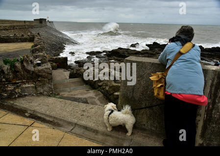 Porthcawl, UK. 18 septembre 2018. Les restes de l'ouragan Helene a frappé le Royaume-Uni le lundi soir, ce qui porte l'énergie tropicale et la température. La plus forte vous pourrez atténuer pendant Mardi mais pourrait tout de même atteindre plus de 55 mph. Les images montrent la scène à Porthcawl, Bridgend County, dans le sud du Pays de Galles, Royaume-Uni, ce mardi que les approches de la marée haute à 13.31h. Crédit : Peter Bolter/Alamy Live News Banque D'Images