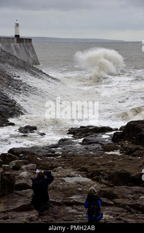 Porthcawl, UK. 18 septembre 2018. Les restes de l'ouragan Helene a frappé le Royaume-Uni le lundi soir, ce qui porte l'énergie tropicale et la température. La plus forte vous pourrez atténuer pendant Mardi mais pourrait tout de même atteindre plus de 55 mph. Les images montrent la scène à Porthcawl, Bridgend County, dans le sud du Pays de Galles, Royaume-Uni, ce mardi que les approches de la marée haute à 13.31h. Crédit : Peter Bolter/Alamy Live News Banque D'Images