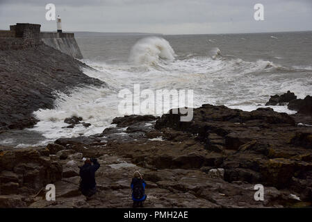 Porthcawl, UK. 18 septembre 2018. Les restes de l'ouragan Helene a frappé le Royaume-Uni le lundi soir, ce qui porte l'énergie tropicale et la température. La plus forte vous pourrez atténuer pendant Mardi mais pourrait tout de même atteindre plus de 55 mph. Les images montrent la scène à Porthcawl, Bridgend County, dans le sud du Pays de Galles, Royaume-Uni, ce mardi que les approches de la marée haute à 13.31h. Crédit : Peter Bolter/Alamy Live News Banque D'Images