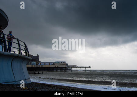 Pays de Galles Aberystwyth UK, mardi 18 septembre 2018 Royaume-Uni : Météo menace sombre de nuages de pluie recueillir plus de Aberystwyth, que Storm Helene passe et d'Ali, le premier ouragan de la saison d'hiver au Royaume-Uni, gagne en puissance, très prometteuses les vents violents et les fortes pluies pour l'ouest du Royaume-Uni demain Photo © Keith Morris / Alamy Live News Banque D'Images